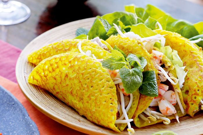Bánh xèo hải sản: Bánh xèo giòn rụm, nhân đầy ắp tôm mực.