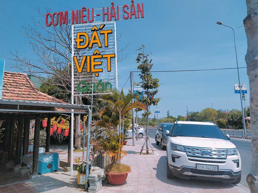 Quán ăn Đất Việt với không gian sân vườn thoáng đãng