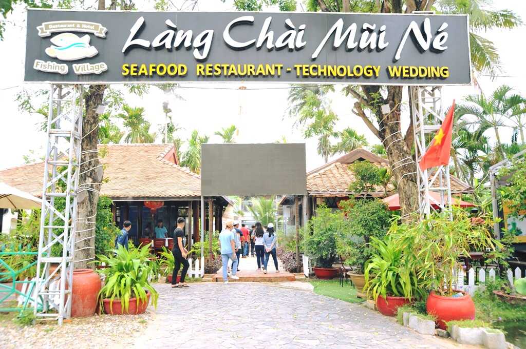 Ăn tối với hải sản tươi rói và đặc sản nức tiếng