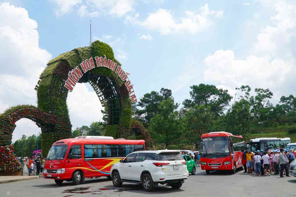 Convenient bus, bus stops in Da Lat