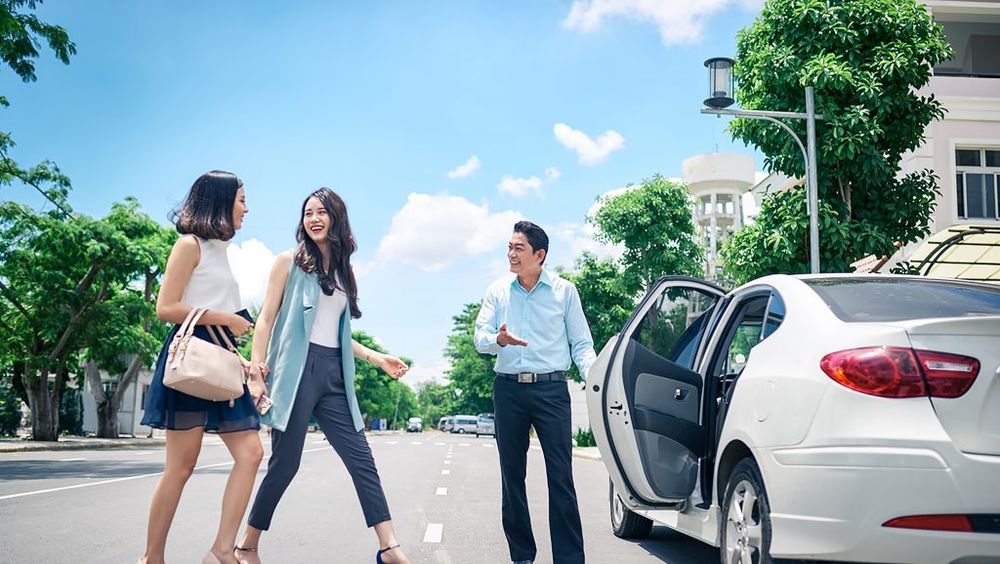 Reasons to Choose a 4-Seater Car Rental with a Driver