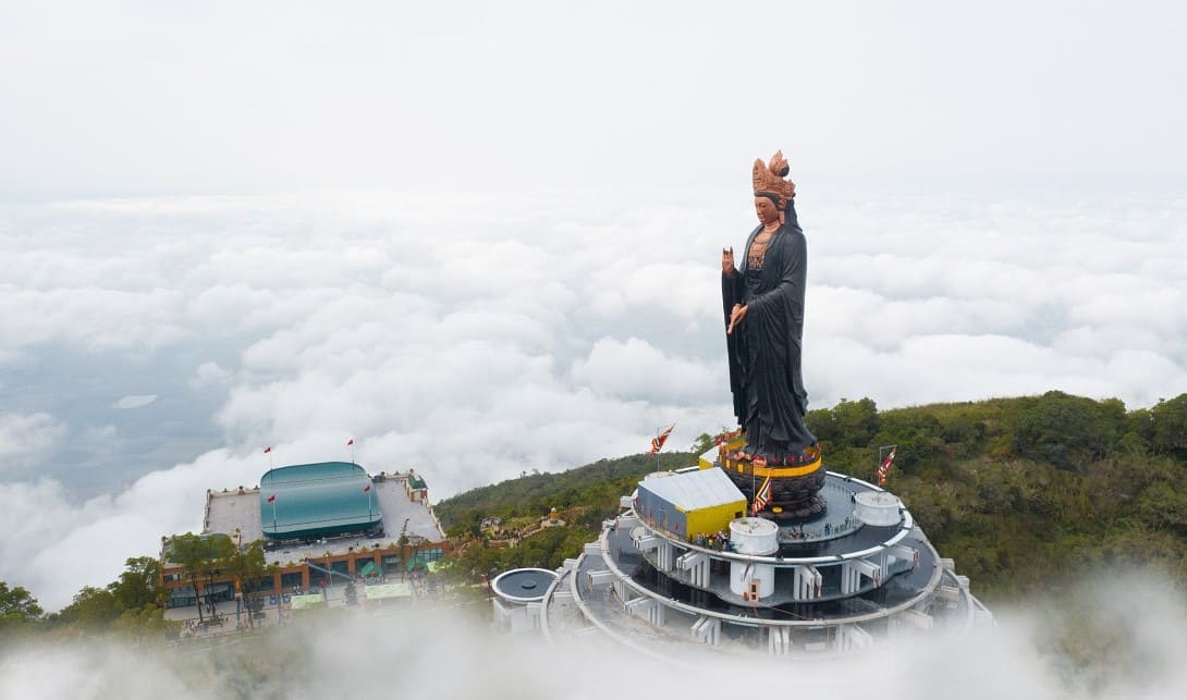 08:30 – 11:00: Tham quan chùa Bà Đen, chụp ảnh sống ảo