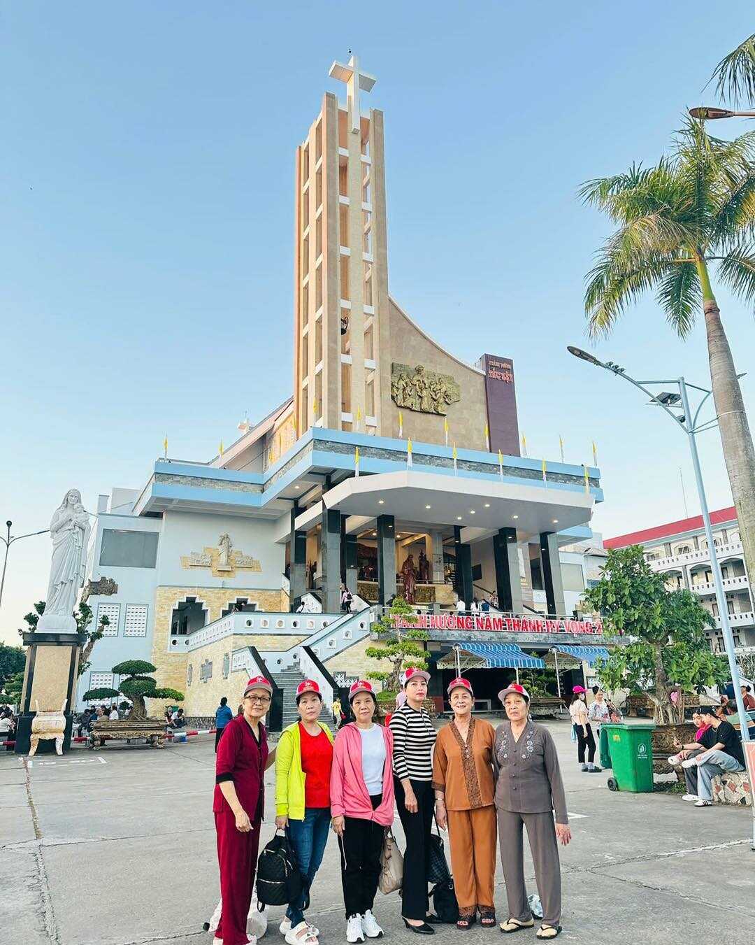 Tạm gác muộn phiền, về bên Cha Diệp – nơi có sự bình an và lòng thành kính