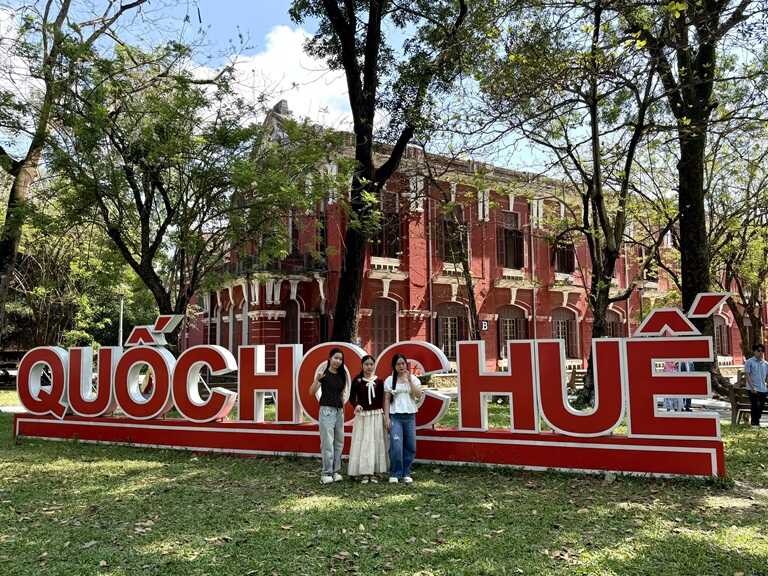 Thuê xe thăm quan Trường Quốc Học Huế