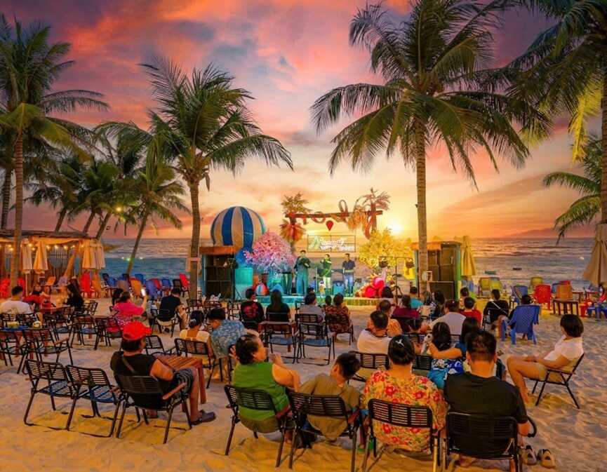 Thưởng thức nhạc Acoustic và hoàng hôn tím bên bờ biển