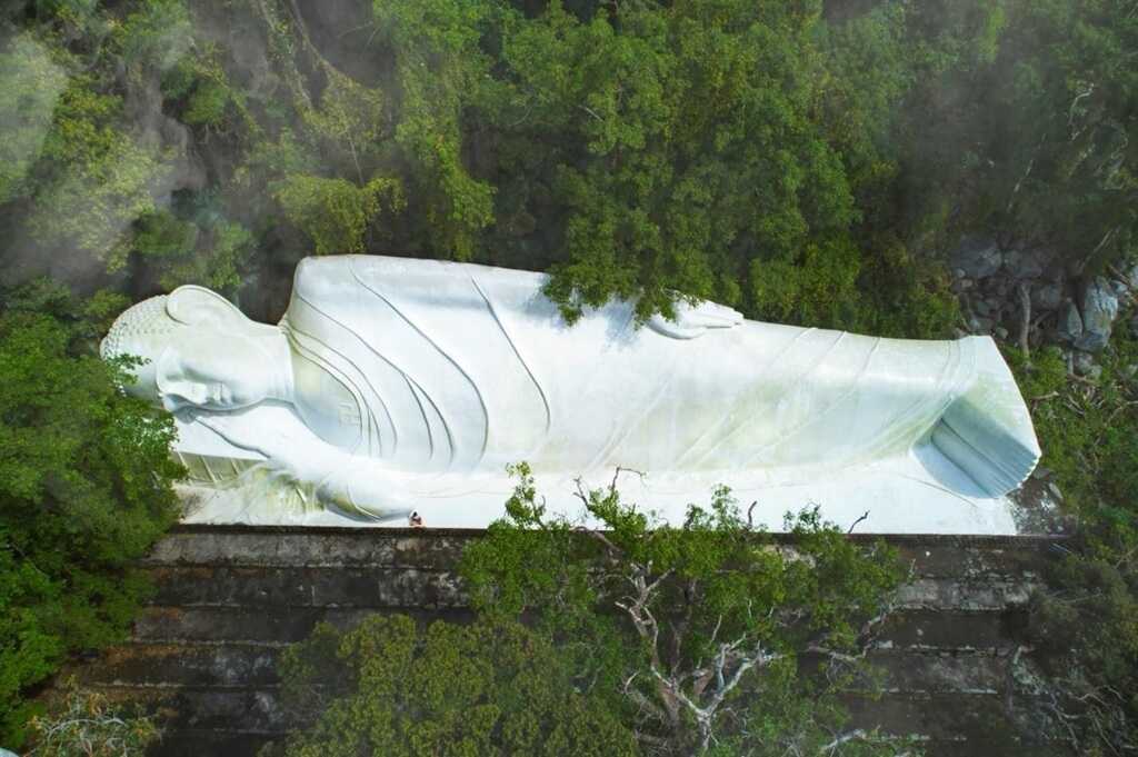 chiêm bái pho tượng Phật Niết Bàn kỷ lục Việt Nam.