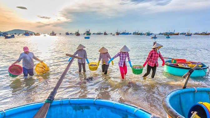 Explore the life of fishermen
