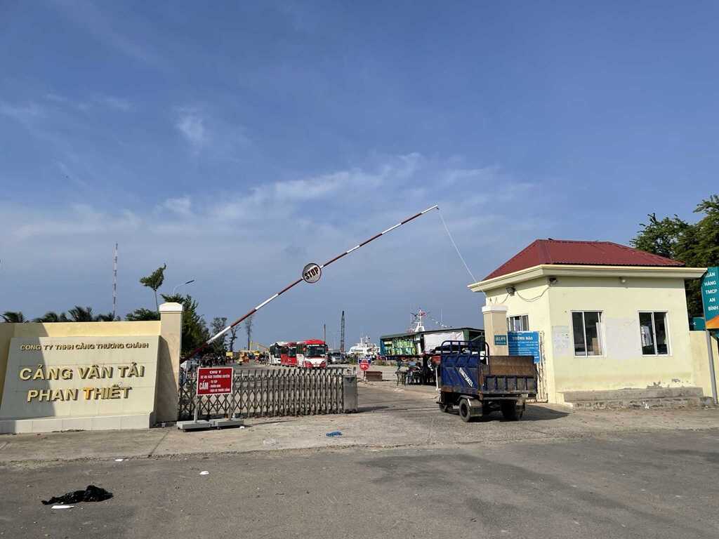 Tiện ích tại cảng: Có bãi đậu xe rộng rãi, dịch vụ giữ xe qua đêm an toàn, giúp du khách yên tâm khi ra đảo dài ngày.