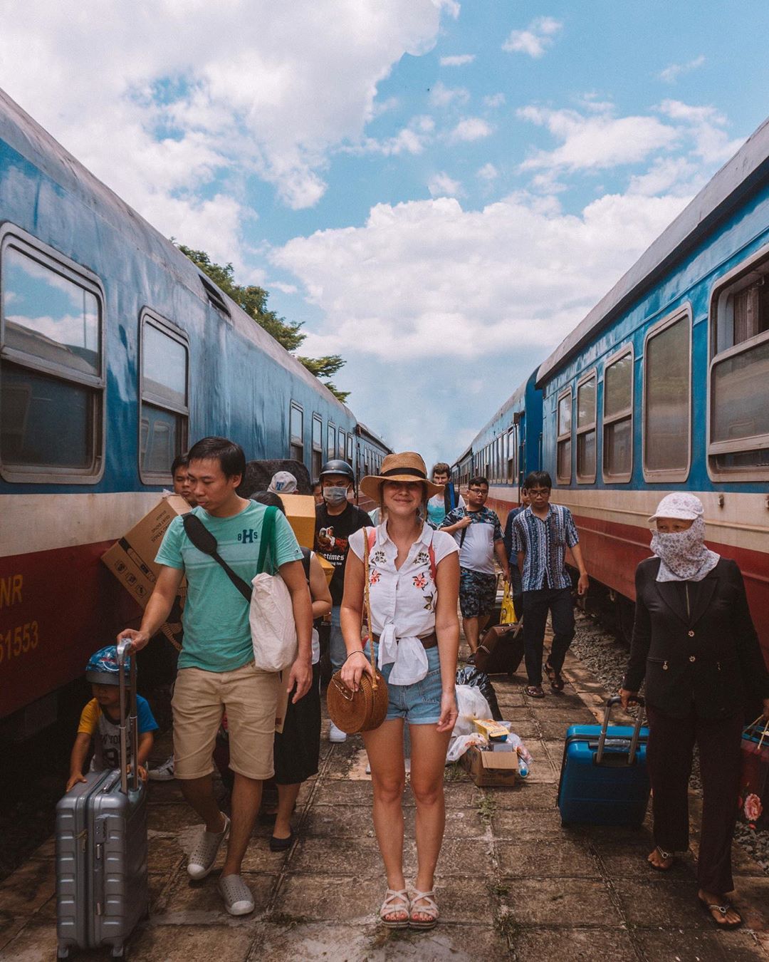 Tàu hỏa Sài Gòn – Phan Thiết: 200.000 – 350.000đ, ga dừng tại Phan Thiết rồi bắt taxi thêm 15km.