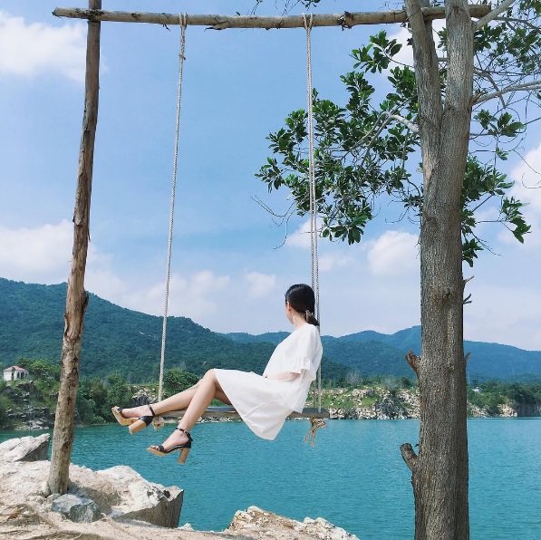 9. Hồ Đá Xanh